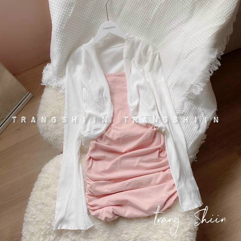 Đầm body hồng nhún hông kèm khoác bèo trắng