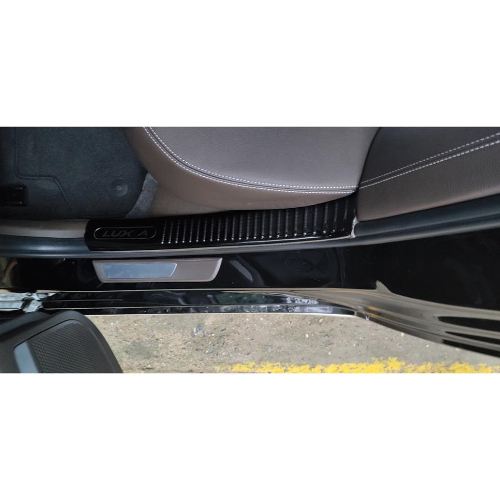 Ốp Bậc Cửa Trong Vinfast LUX A Mẫu Titan và inox  Cao Cấp, Có Sẵn Keo Dán 3M