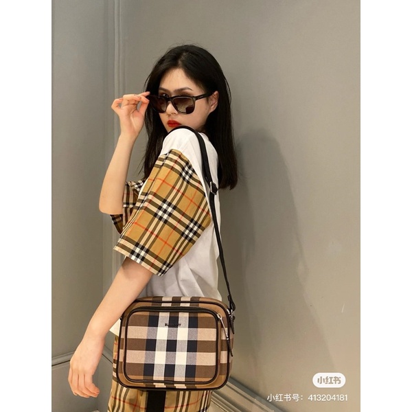 Áo thun BBR Bur*berry Serra màu trắng chất liệu vải cotton cao cấp, Áo tee BBR kẻ sọc unisex form rộng