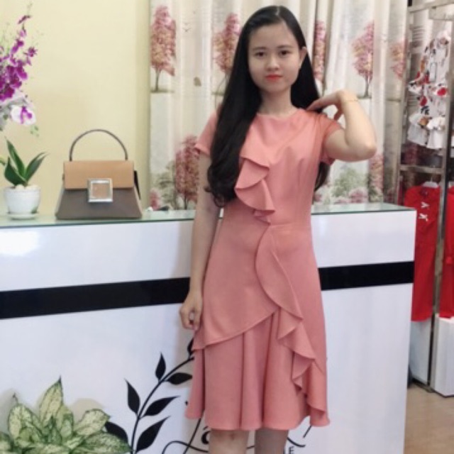 Váy xoè viền bèo ngực