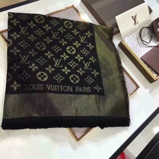 Khăn đen nhũ vàng full box 350k kèm bill và thẻ.