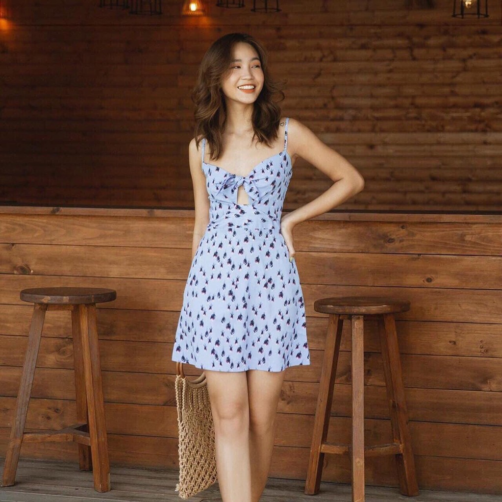 ĐẦM HOA XANH 2S CỘT NƠ NGỰC 💙 Đầm được thiết kế 2 dây xinh xắn, form A bo eo , chân váy xoè nhẹ góp phần tôn dáng cho ng