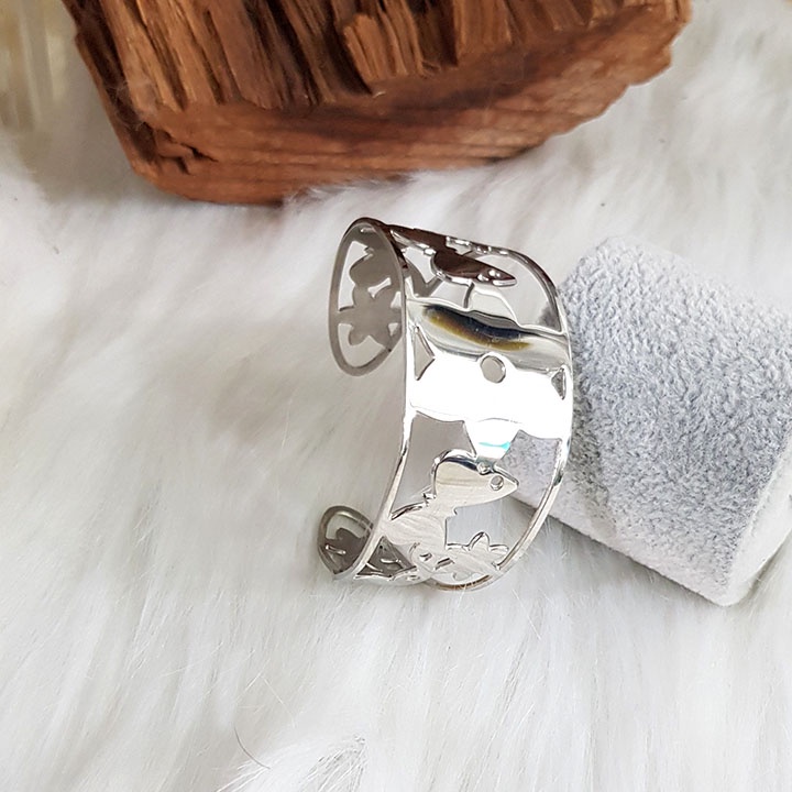 Vòng tay nữ bảng rộng cá tính.