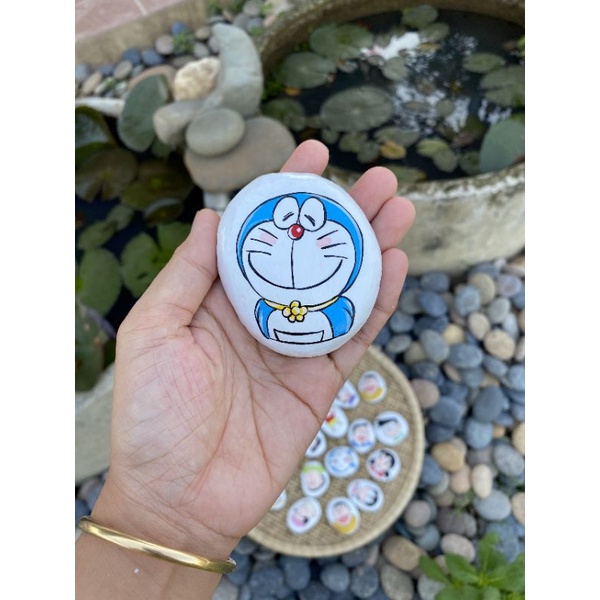 Các nhân vậy hoạt hình Doraemon trên đá cuội vẽ tay