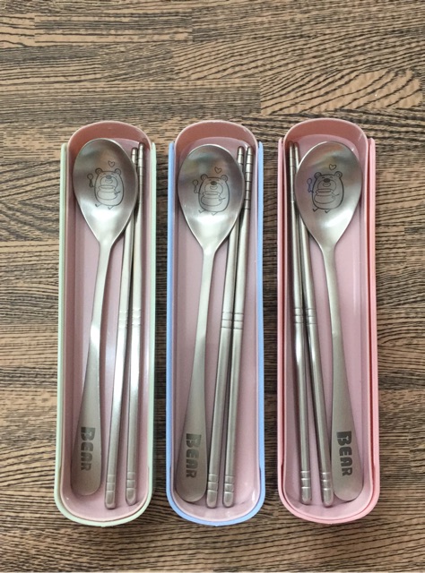 Bộ thìa đũa inox hoạ tiết gấu kèm hộp đựng