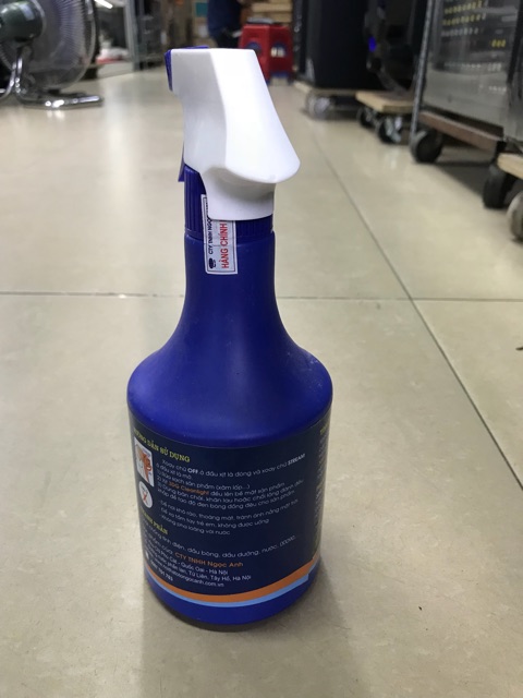 Bình xịt đen và dưỡng lốp oto