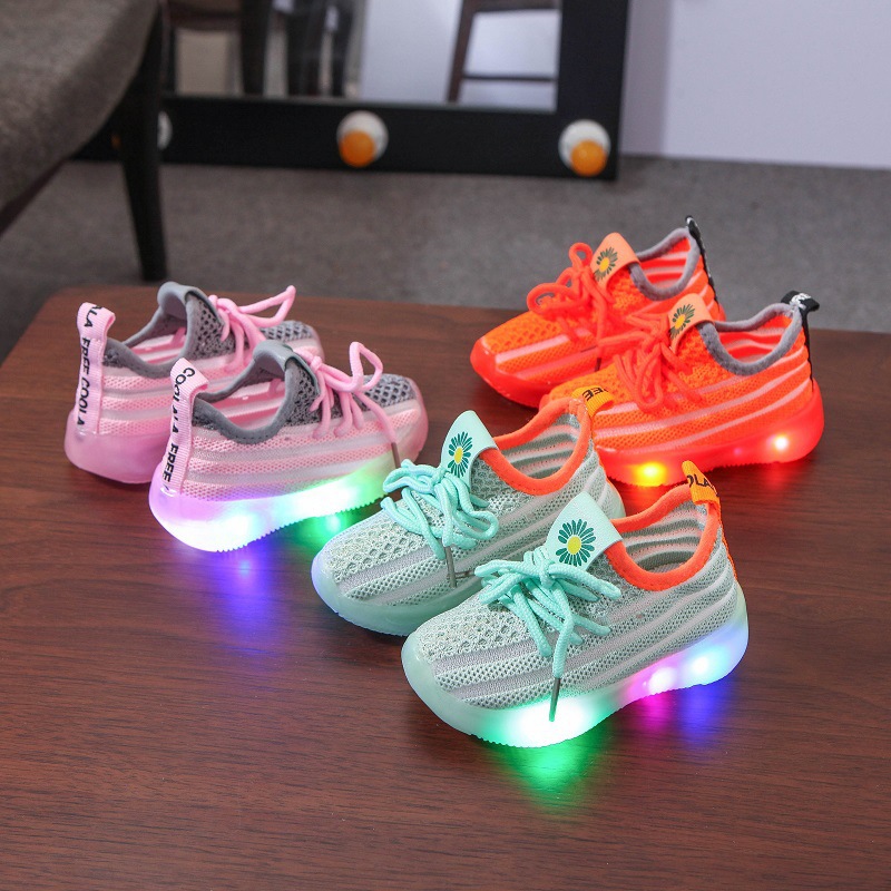 Giày thể thao họa tiết hoa cúc có đèn led phát sáng dành cho bé