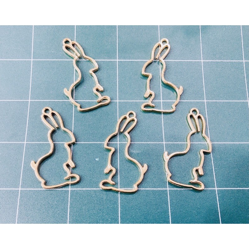 Khuôn kim loại làm móc khóa resin hình chú thỏ vàng