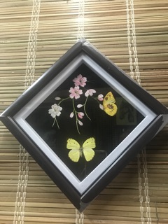 Tranh thêu tay và bướm