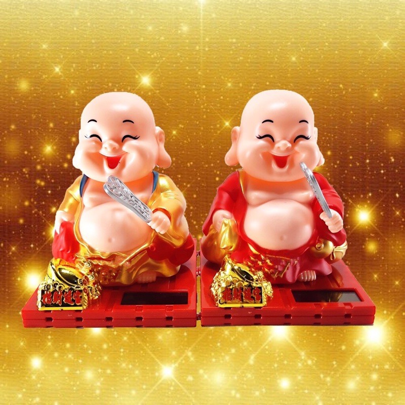 Tượng may mắn Chú Tiểu Gõ Mõ Tụng Kinh trang trí xe hơi, phong thủy, bàn làm việc hoạt động năng lượng mặt trời | BigBuy360 - bigbuy360.vn