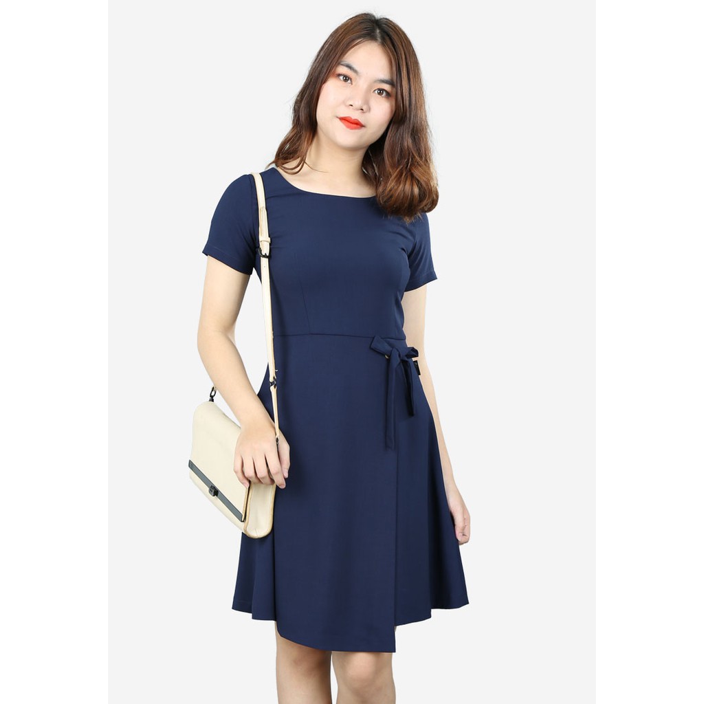 Đầm 1 lớp tay lỡ xước tím than đậm 2 tà xòe đột ô-rê buộc nơ The One Fashion DDC1861TT1