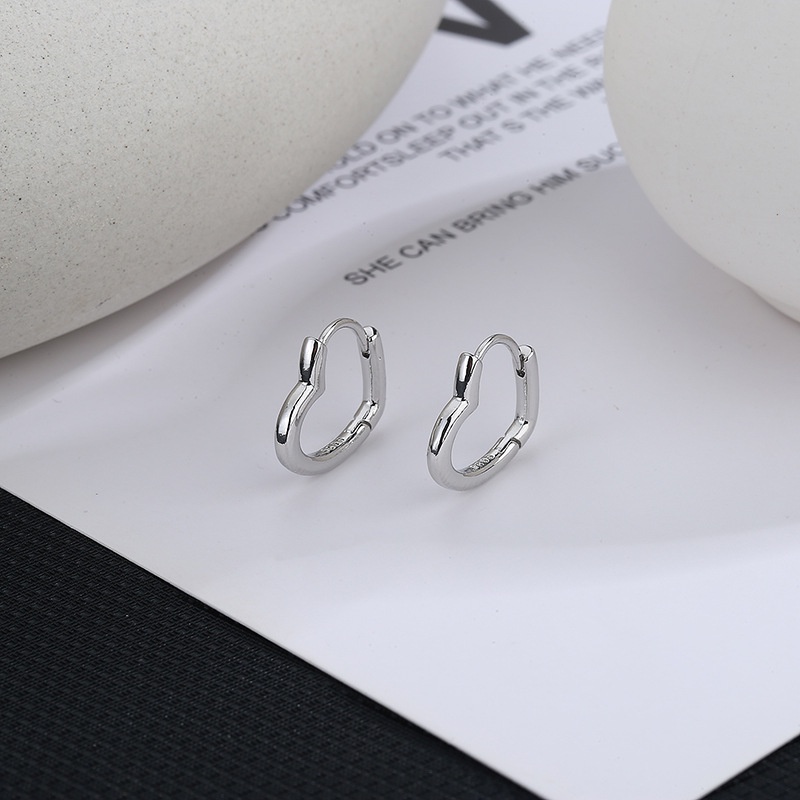 Khuyên tai trái tim mạ bạc xinh xắn