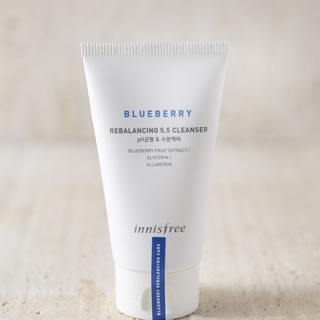 Sữa rửa mặt cân bằng độ pH Innisfree Blueberry Rebalancing 5.5 Cleanser 100ml chiết xuất từ quả Việt Quất