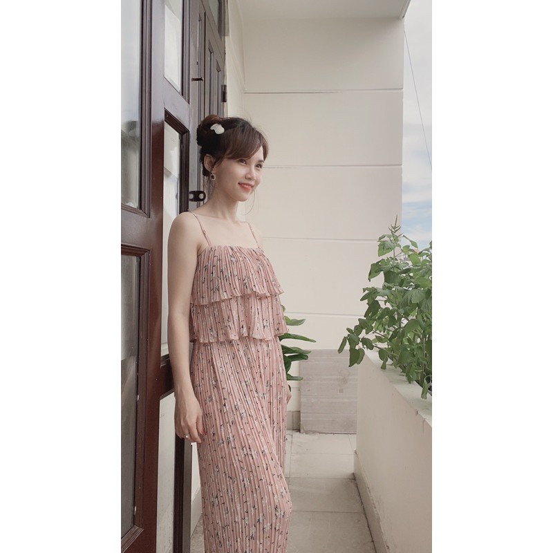 Jumpsuit hoa dập ly hai dây dáng dài.