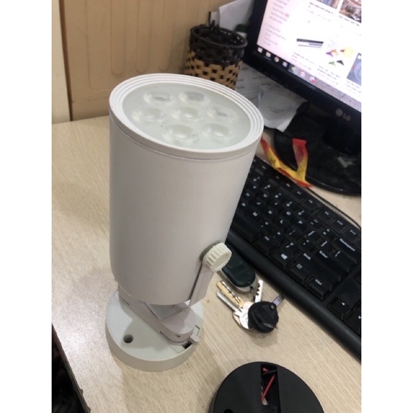 Đế đèn rọi ray rọi tranh