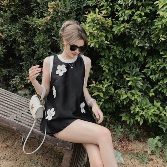 Set bộ đùi áo phối tay cổ đính hoa kèm quần short cực dễ thương cho nàng đi chơi dự tiệc đi biển năng động