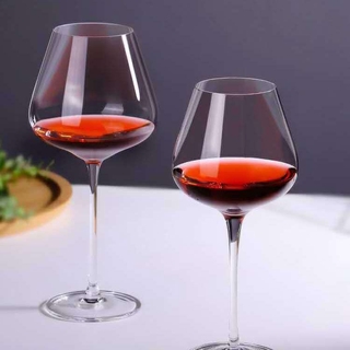 Ở Pha Lê Ly Rượu Vang Đỏ Lớn Cốc