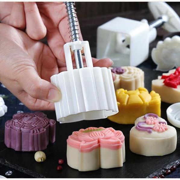 Khuôn bánh trung thu lò xo, nhấn trung thu hình hoa sen 150gr