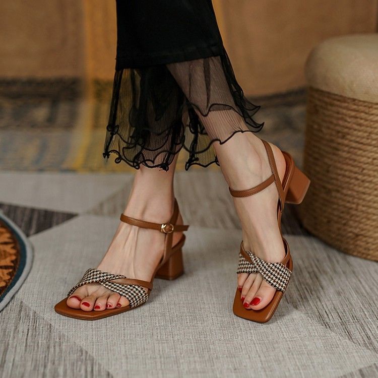 Giày Sandal Đế Thô Màu Sắc Tương Phản Phong Cách Retro Hàn Quốc