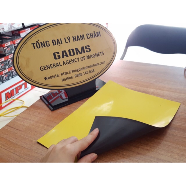 Nam châm dẻo A4 màu vàng giá 19.000₫/1 tấm