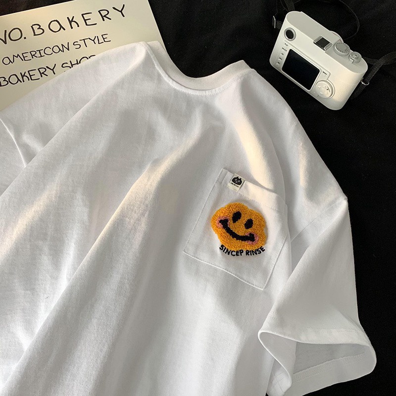 Áo Thun Nam Nữ Hàn Quốc Mặt Cười Túi Ngực Vải Dày Mịn Thoáng Mát Thiết Kế Thời Trang Kiểu Dáng Năng Động Trẻ Trung