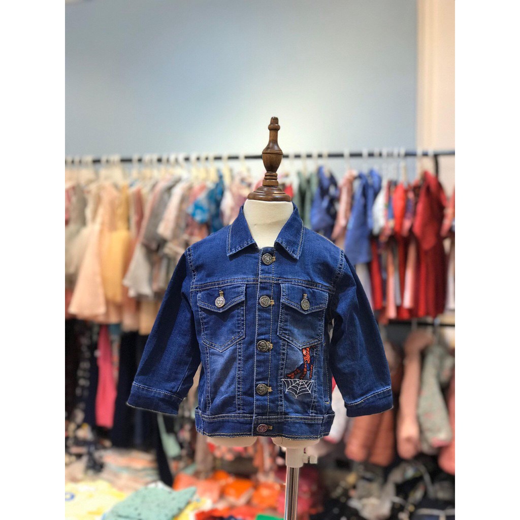 Áo khoác bò cài cúc hình siêu nhân. Size 2-7T (cho bạn từ 11kg đến 23kg). Chất bò đẹp, bụi bặm, bé mặc rất menly