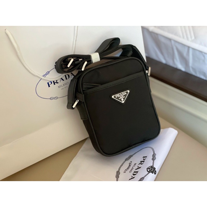 Túi đeo chéo dáng nhỏ logo tam giác đính mặt dây vải prada