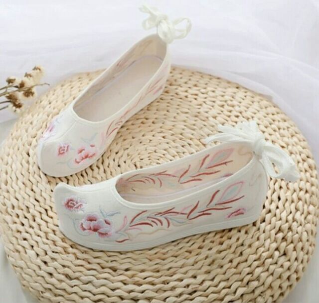 Giày vải thêu cổ trang Trung Quốc gót cao 3.5cm loại thắt dây.
