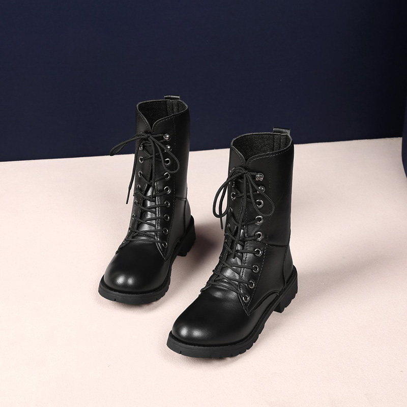 Bốt cổ cao dài đến giữa bắp chân bằng da màu đen kiểu cột dây