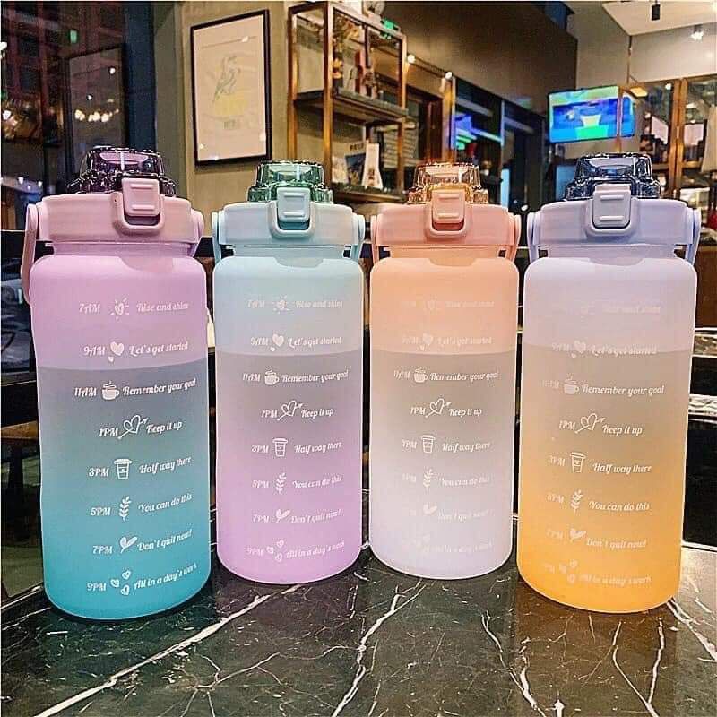 Bình đựng nước 2 lít nhiều màu cute ,kèm ống hút, có quai xách, có vạch chia giờ uống nước giành cho người lười