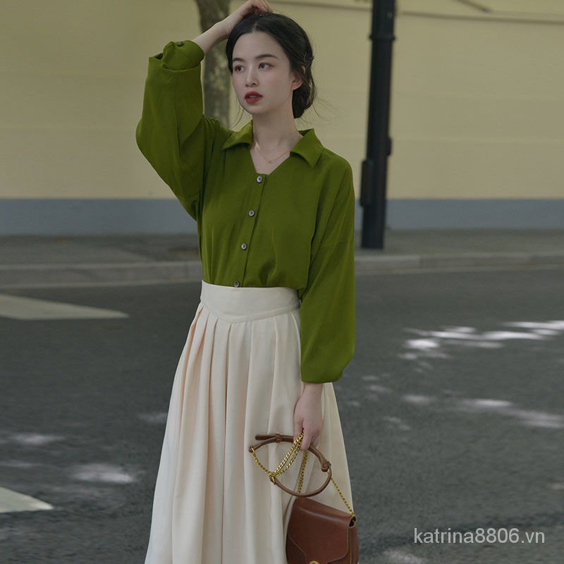 Set áo sơ mi tay dài và chân váy xòe xếp ly màu xanh lá thời trang mùa thu mới cho nữ