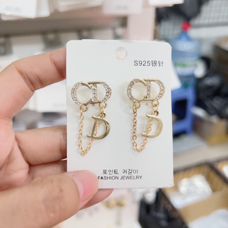 Bông  tai thương hiệu 1 mẫu mã đa dạng