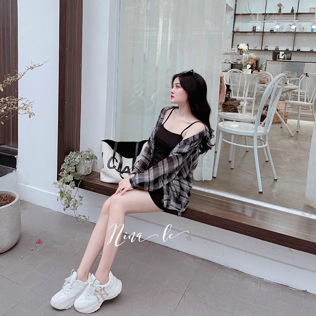 Đầm 2 dây đen dáng body mix với áo khoác kẻ đen trắng siêu xinh  dành cho các chị em di dạo phố