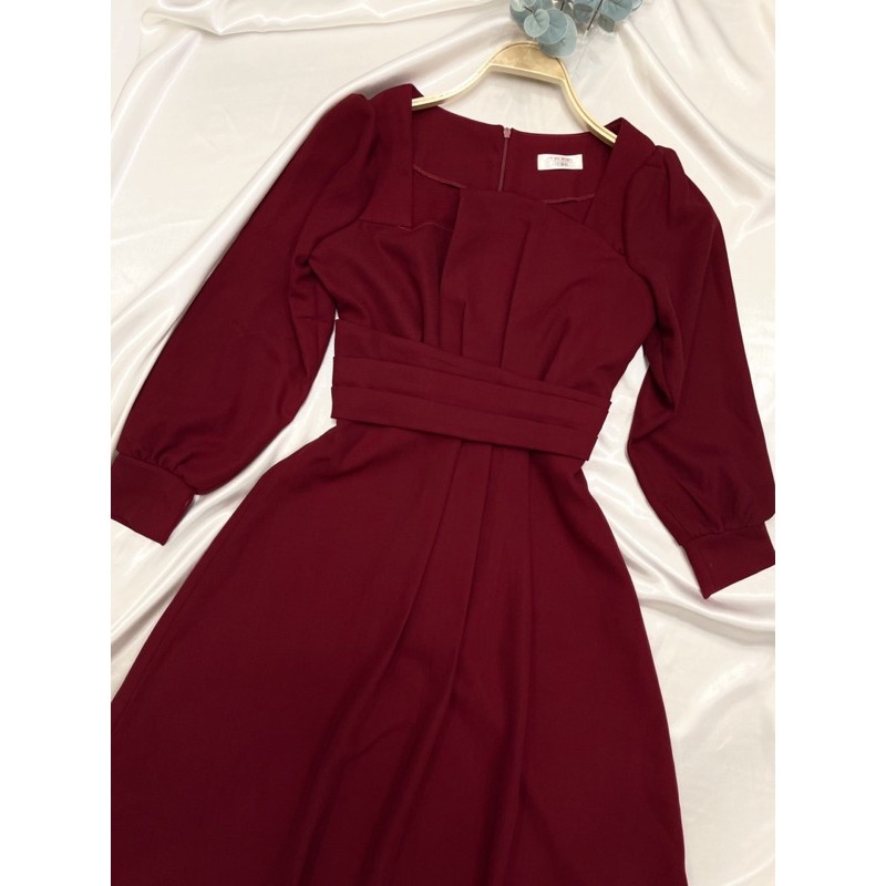 VÁY DÀI TAY CỔ XẾP ĐAI EO TÔN DÁNG DÁNG MAXI MÀU ĐỎ, TRẮNG | BigBuy360 - bigbuy360.vn