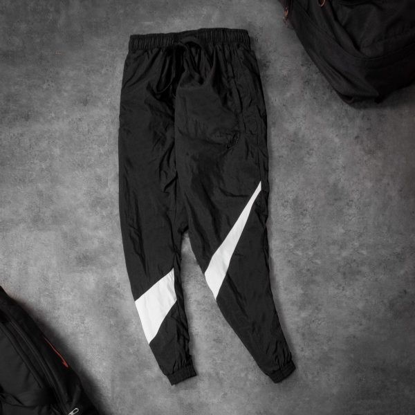 QUẦN NIKE SWOOSH WOVEN TROUSERS PANT - ĐEN / TRẮNG