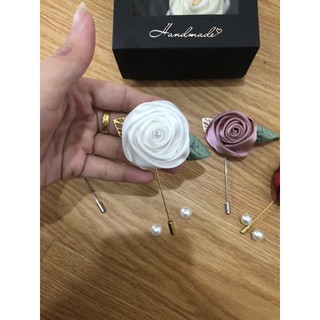 Hoa hồng lụa cuộn cài áo