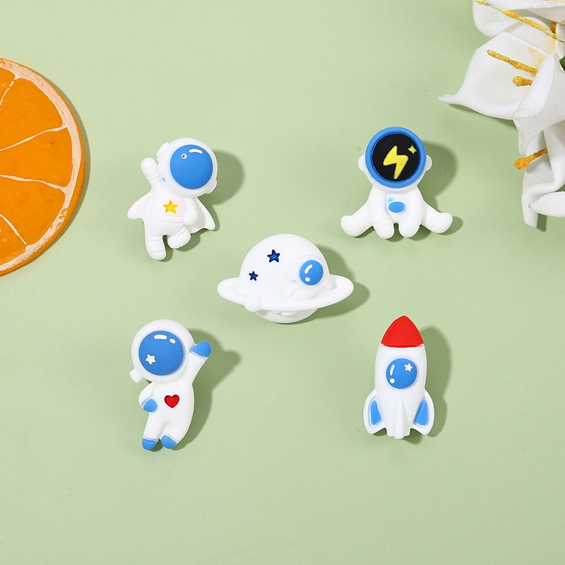 Huy hiệu cài áo hình phi hành gia/ tên lửa/ hành tinh QIHE JEWELRY làm quà tặng cho bạn bè