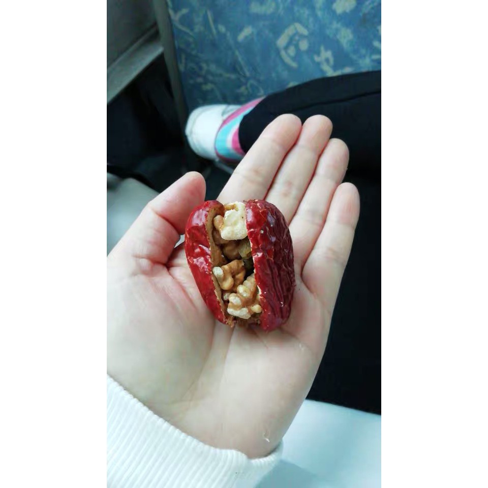 Táo đỏ kẹp óc chó & nho khô thùng 1kg