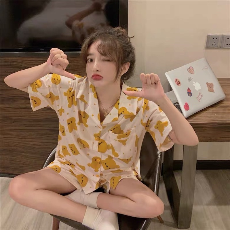 Bộ đồ ngủ pijama nữ cộc tay quần đùi chất lụa Kate Thái mềm mịn màu vàng trắng họa tiết đầu gấu vàng cute