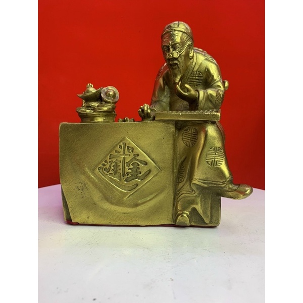 Tượng ông quản gia ngồi vật phẩm phong thuỷ bằng đồng