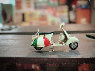 Xe Vespa Cờ Ý thủ công