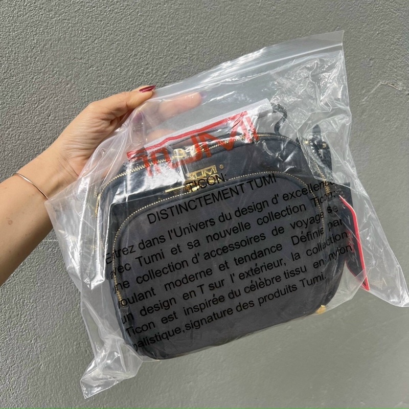 Túi đeo chéo Tumi da thật phối chất vải dù chống thấm, khoá cực kỳ mượt mà, nhiều ngăn tiện dụng, đeo nhẹ tênh