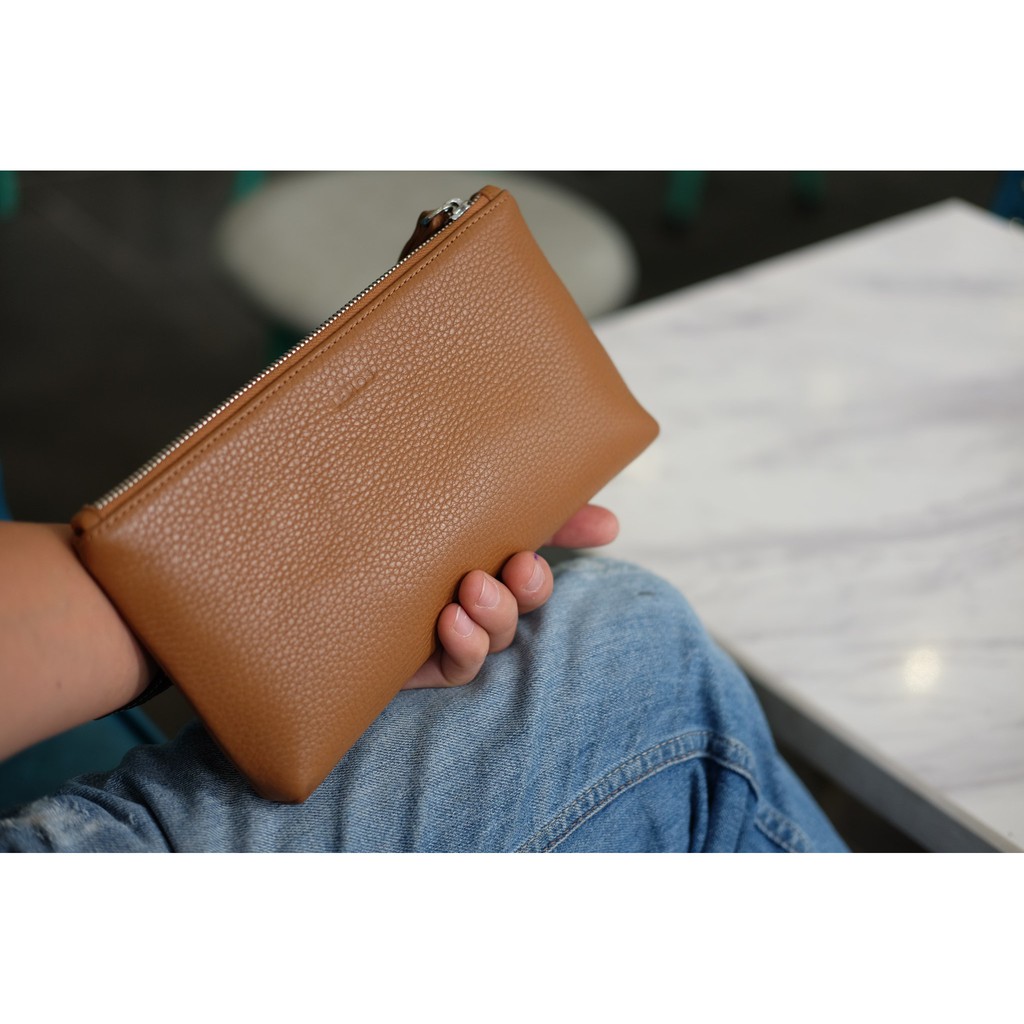 MABEL CLUTCH - Ví cầm tay nữ da thật kéo khóa màu vàng bò.LÉMOS