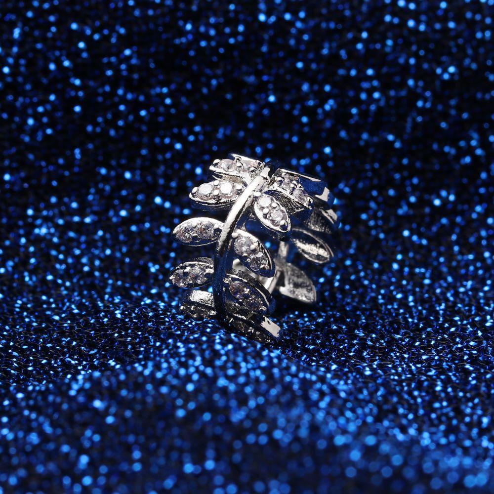 Lay Bông Tai Nhỏ Hình Chiếc Lá Phong Cách Punk Cổ Điển