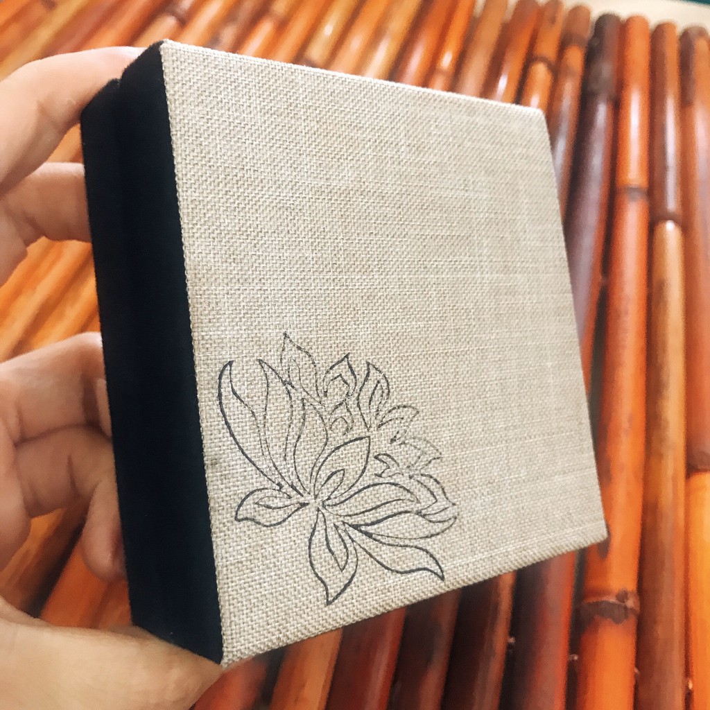 Hộp gấm hoa sen không tua rua đựng chuỗi đựng vòng size 9x9x3.5cm