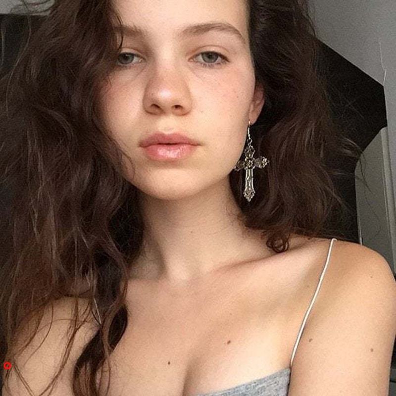 Hoa tai dáng dài phối hình chữ thập phong cách vintage thời trang