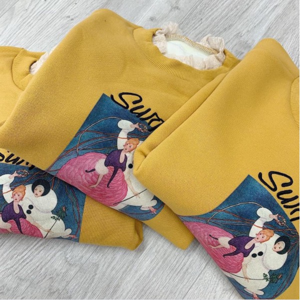 ÁO NỈ NỮ SWEATER FORM RỘNG, MÀU VÀNG IN HÌNH BẠCH TUYẾT CỔ BÈO REN, HÀNG QUẢNG CHÂU CAO CẤP | BigBuy360 - bigbuy360.vn