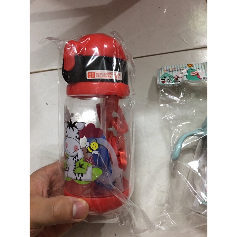 Bình đựng nước cho bé có ống hút và dây deo