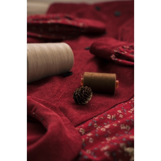 Váy nhung đỏ MADELEN dáng cổ sen phối hoạ tiết hoa | BigBuy360 - bigbuy360.vn