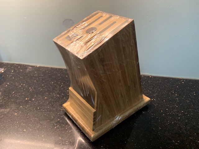 Hộp tre cài dao , kéo .